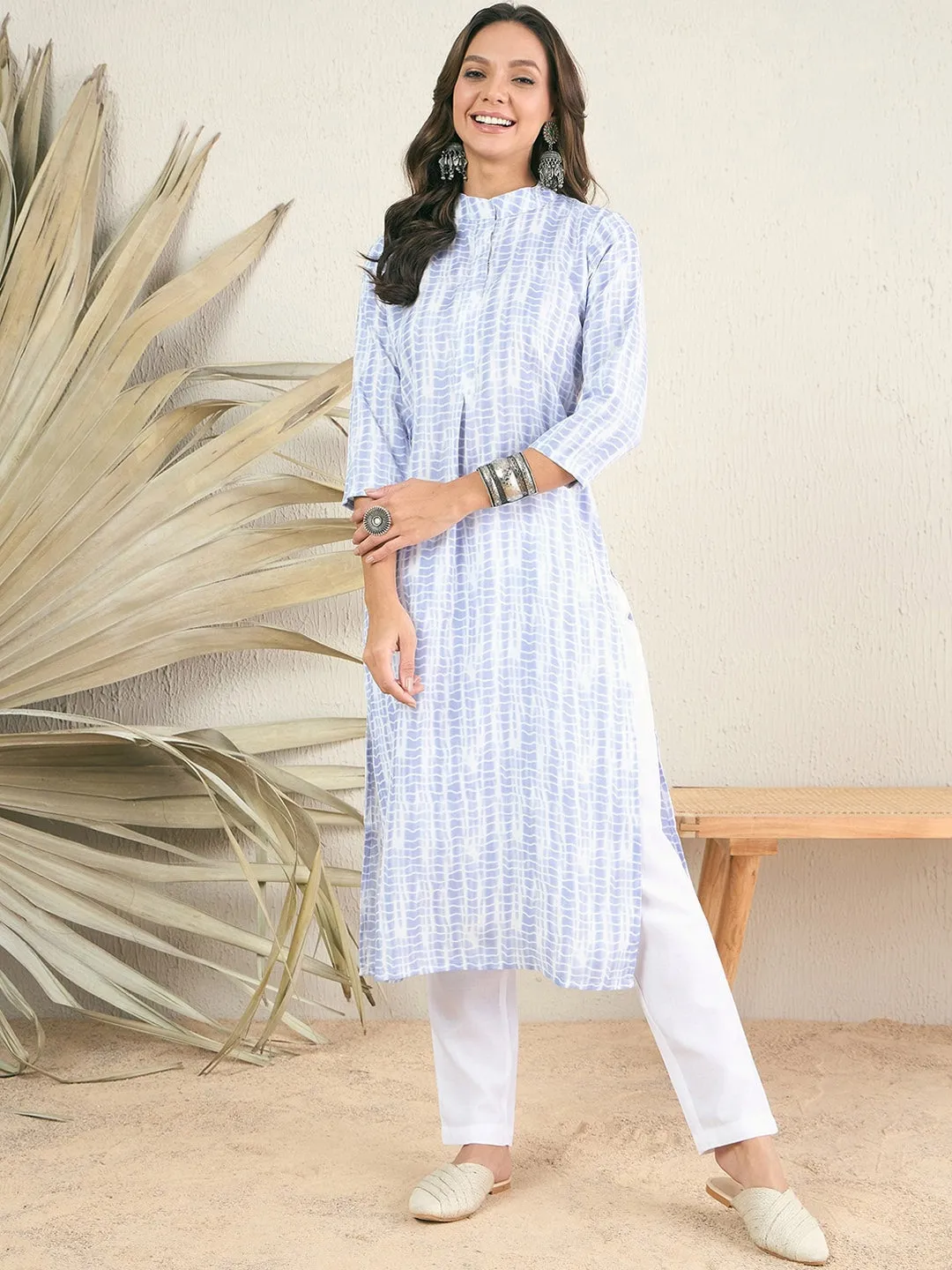 Blue & white Tie & Dye Print Pleated Straight Kurta With Trousers