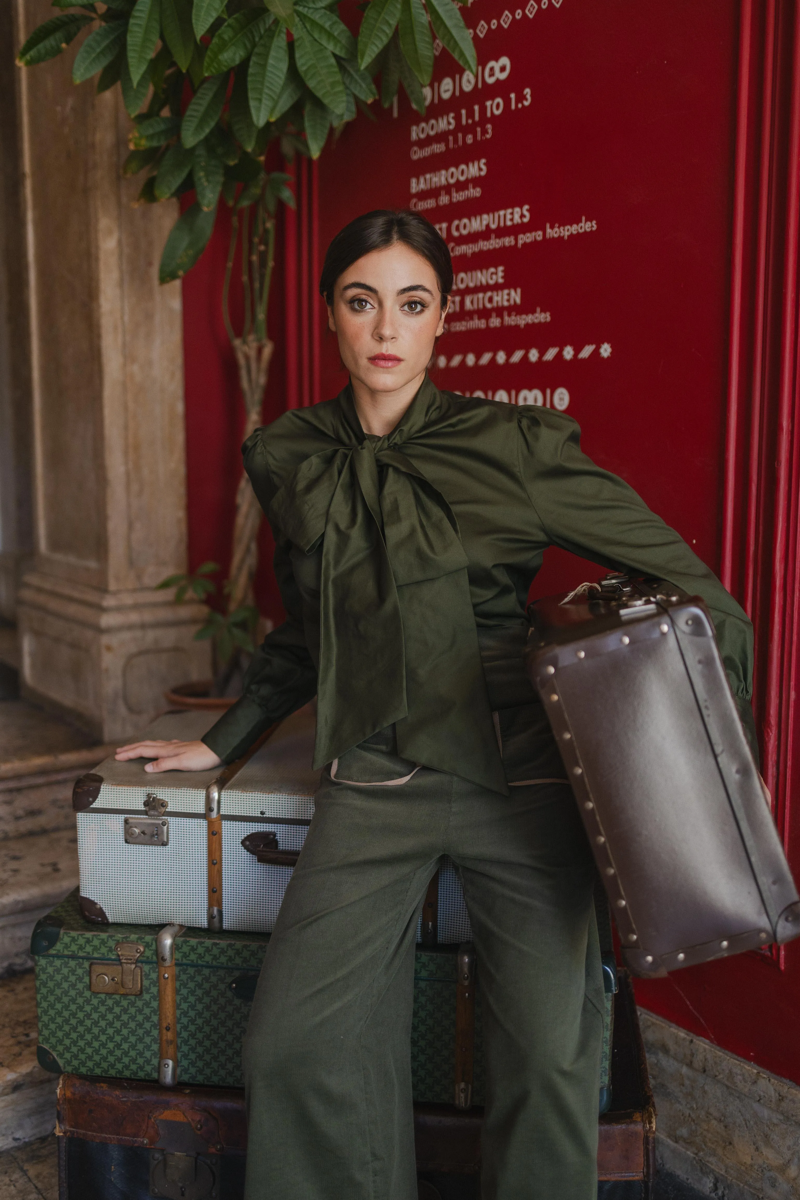 Isla shirt with pussybow - khaki green